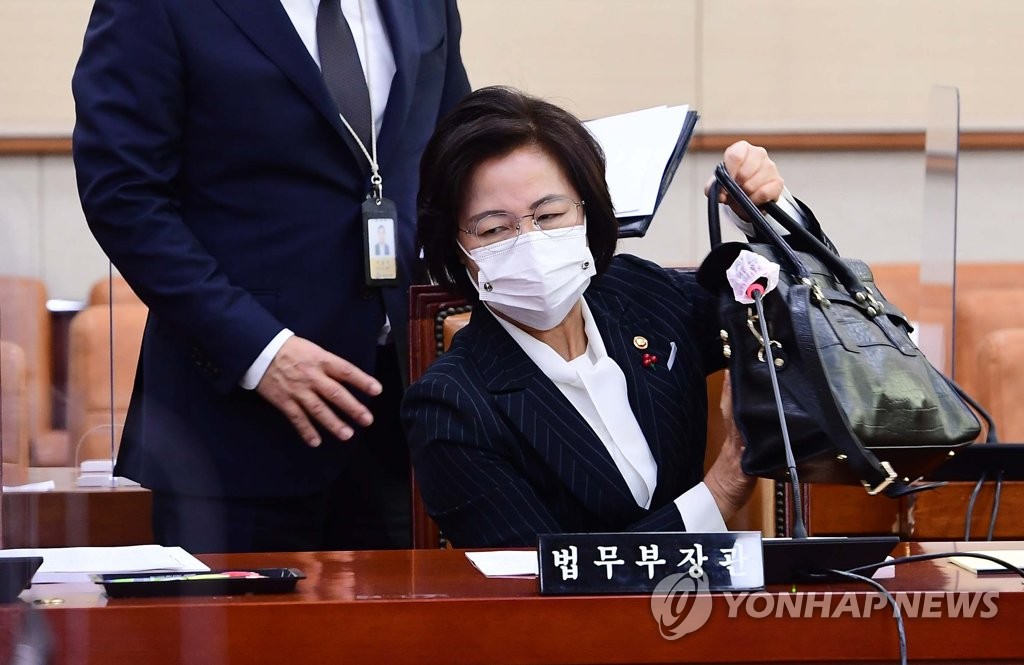 공수처법 개정안 통과 후 법사위 회의장 나서는 추미애