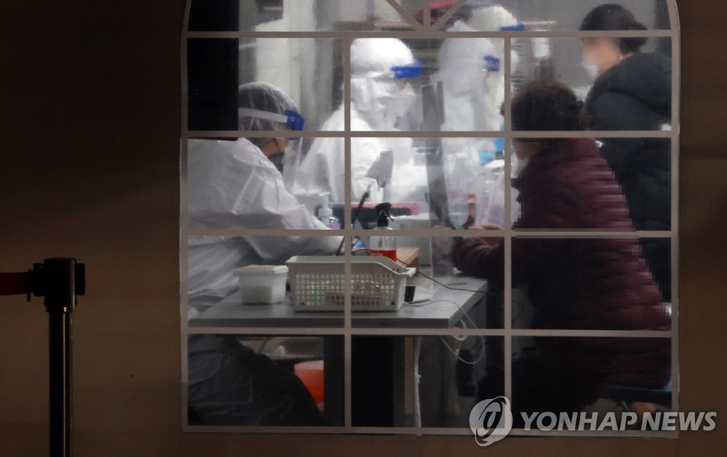 Citizens receive new coronavirus tests at a makeshift clinic in southern Seoul on Dec. 13, 2020. (Yonhap)