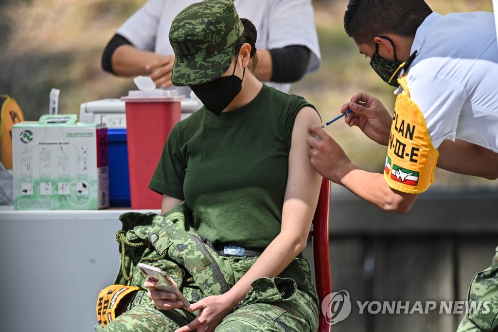 코로나19 백신 맞는 멕시코군 의료진