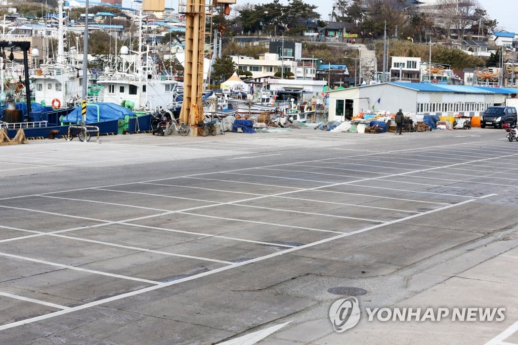 텅 빈 주차장