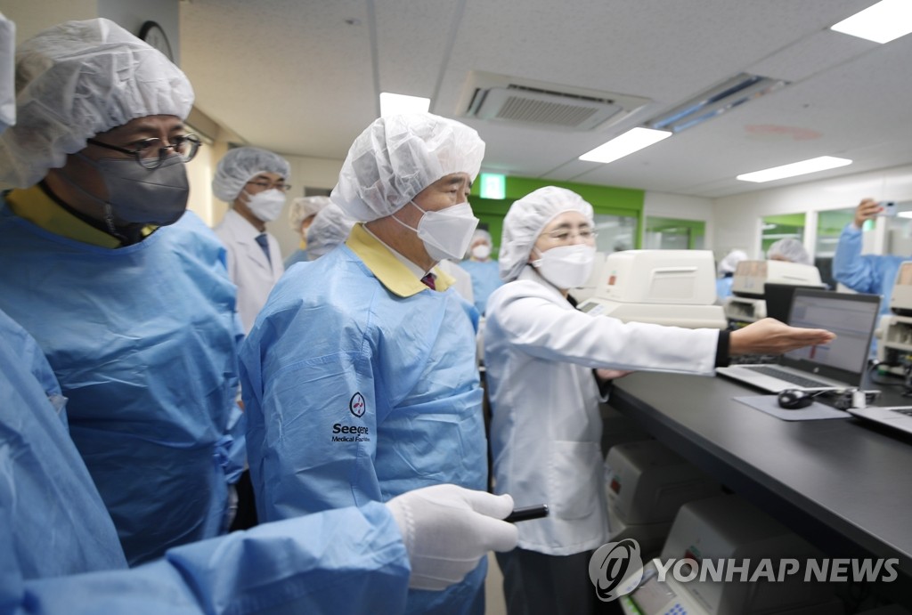 정세균 총리, 씨젠의료재단 현장 점검