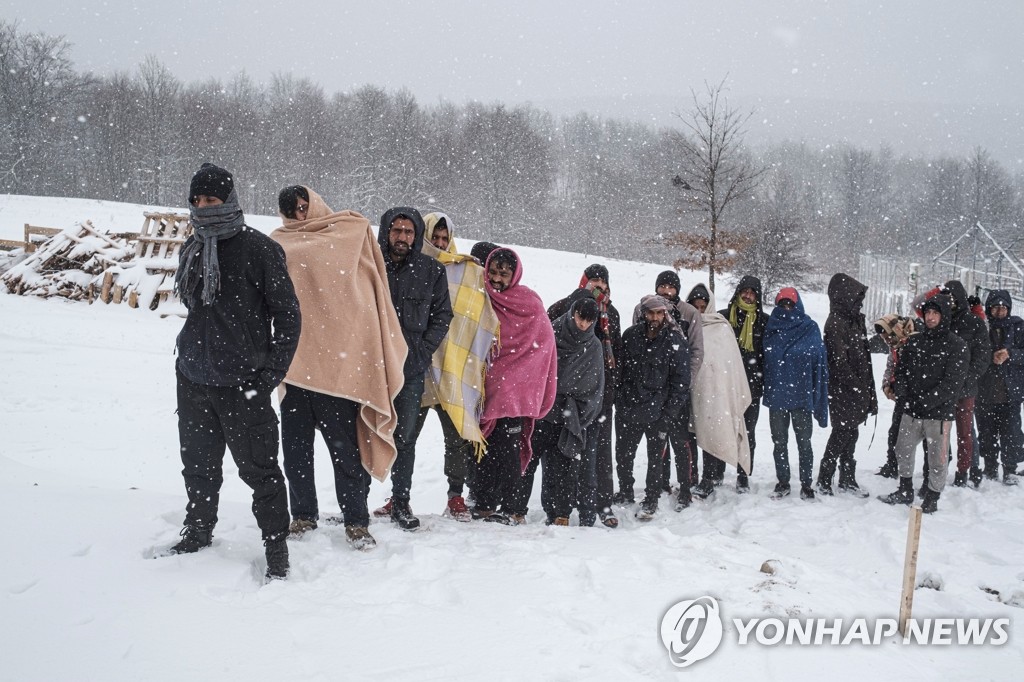 눈 속에서 식량 배급 기다리는 보스니아 체류 난민