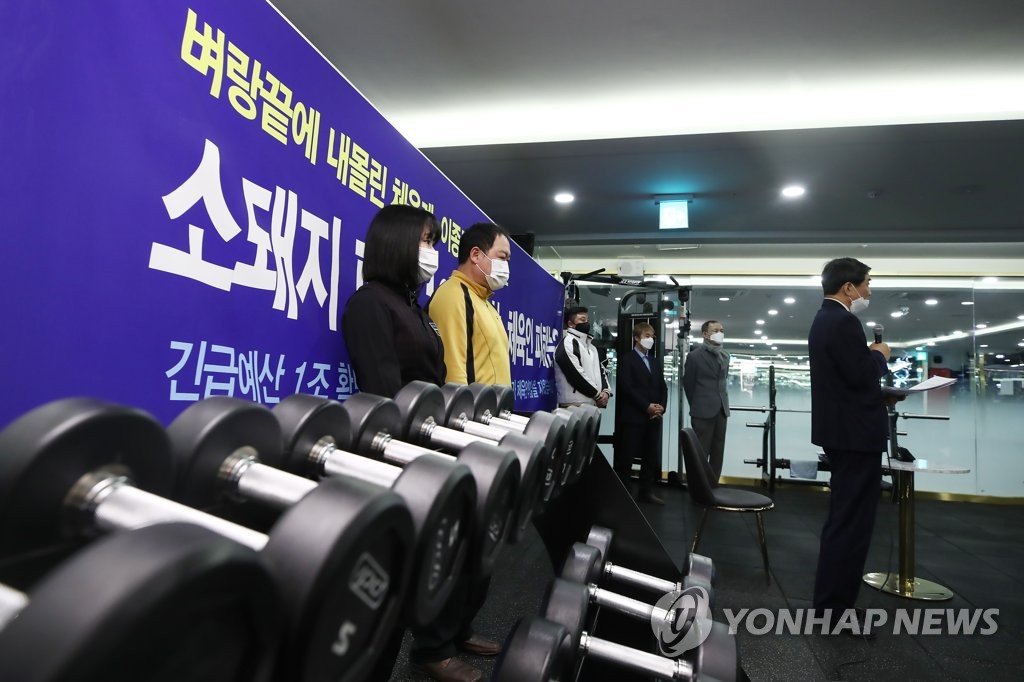 피트니스 센터에서 기자회견 하는 이종걸 후보