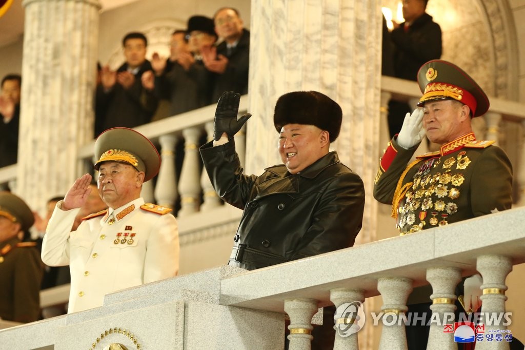 김정은, 당대회 기념 야간열병식 참석…핵무장력 재차 과시