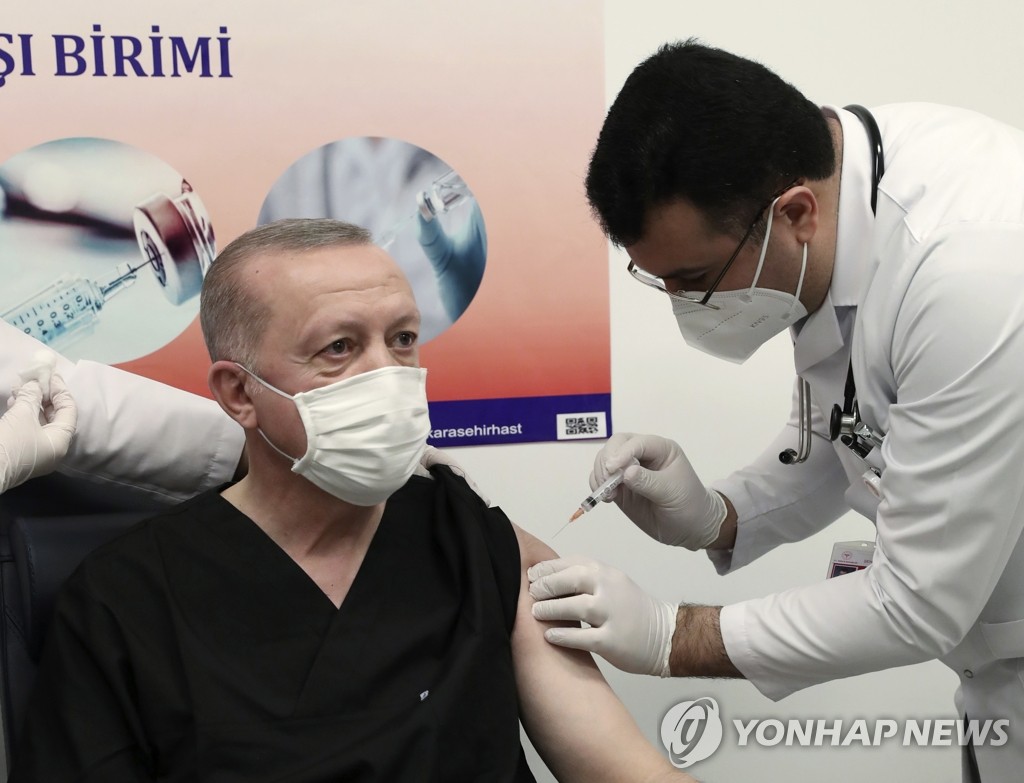 중국산 코로나19 백신 접종받는 에르도안 터키 대통령
