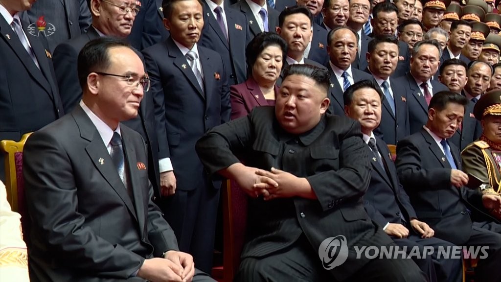 김정은, 당 중앙지도기관 구성원들과 기념 촬영