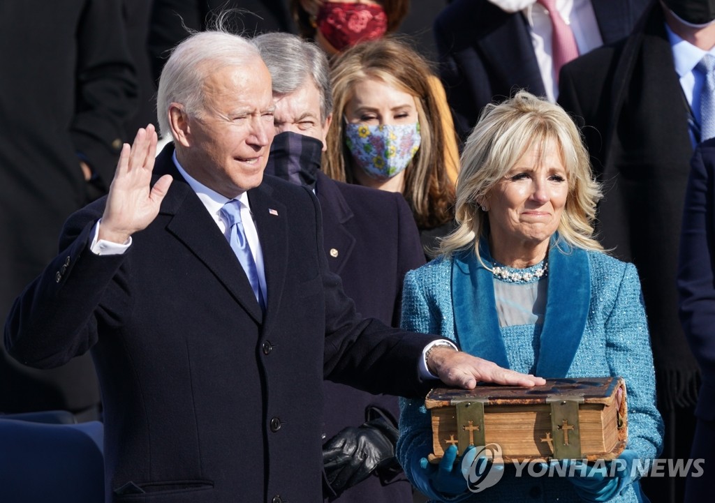 조 바이든 미국 46대 대통령이 20일(현지시간) 부인 질 여사가 지켜보는 가운데 성경 위에 왼손을 얹고 취임 선서를 하고 있다. [로이터=연합뉴스]