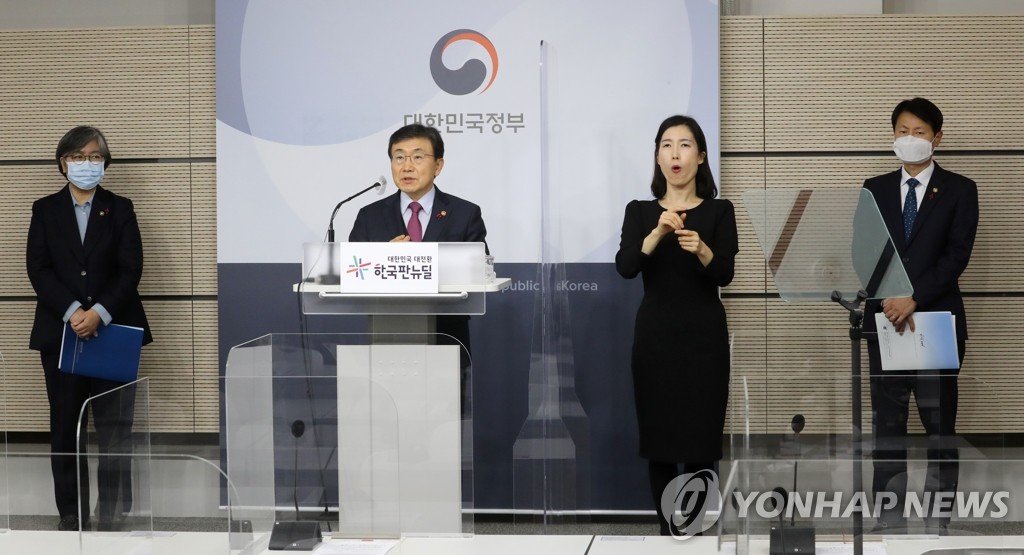 취재진 질문에 답하는 권덕철 장관