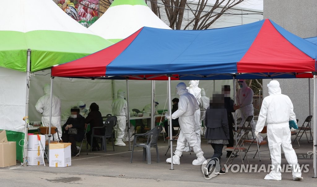 면사무소 마당에 선별진료소, 주민 전수조사