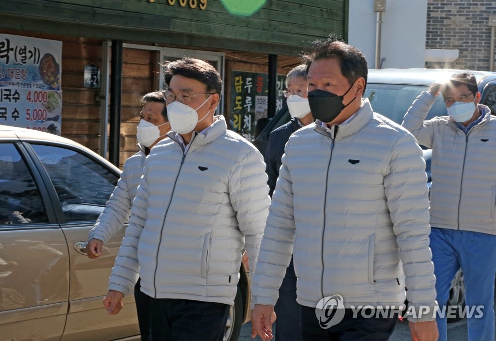 같은 옷 입은 대기업 회장