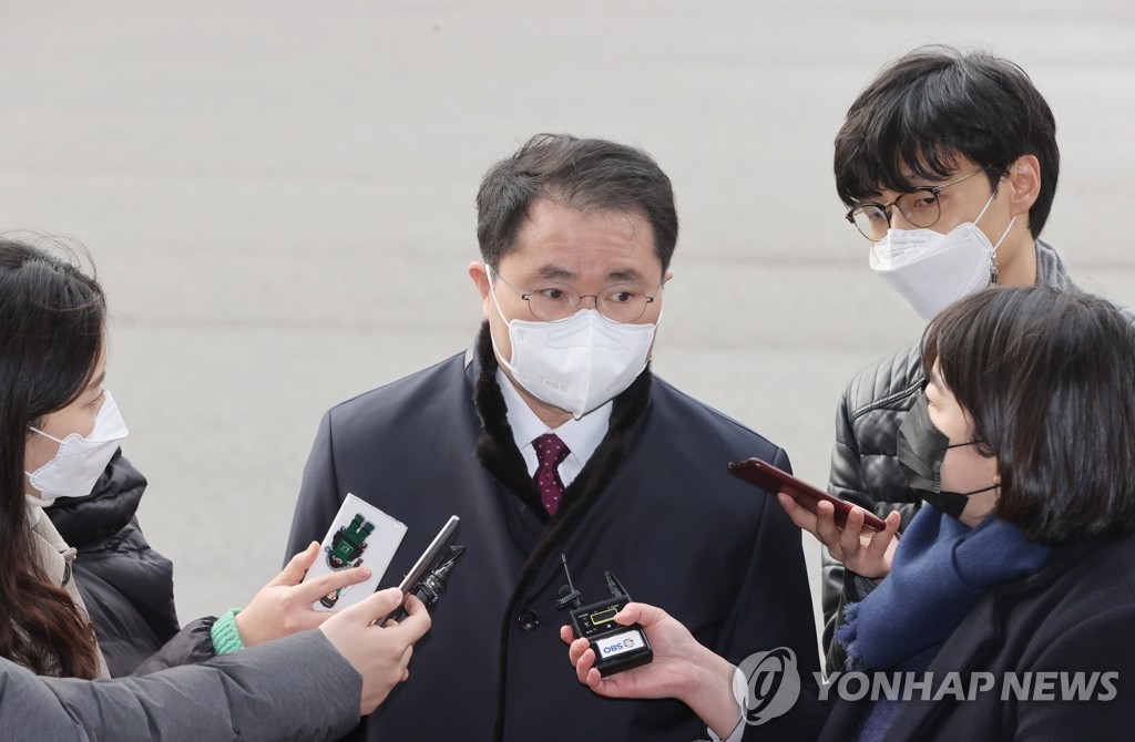 취재진 질문에 답하는 여운국 차장