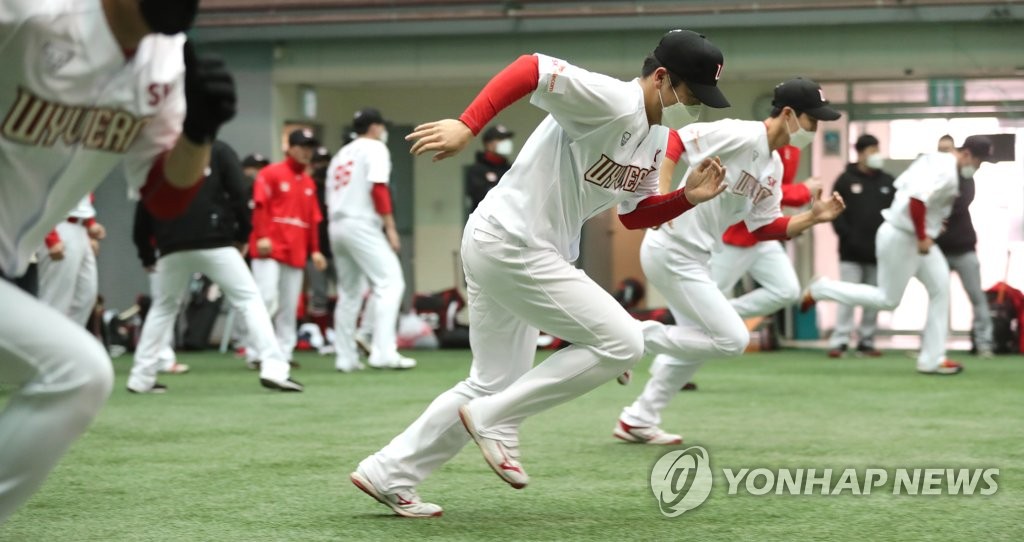 In this file photo from Feb. 1, 2021, members of the SK Wyverns train at Kang Chang-hak Stadium in Seogwipo, Jeju Island, during spring training. (Yonhap)
