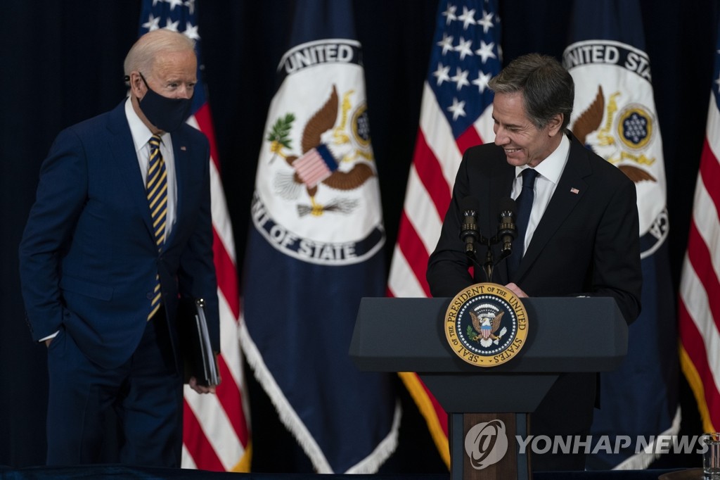 블링컨 국무장관과 농담 나누는 바이든 미 대통령