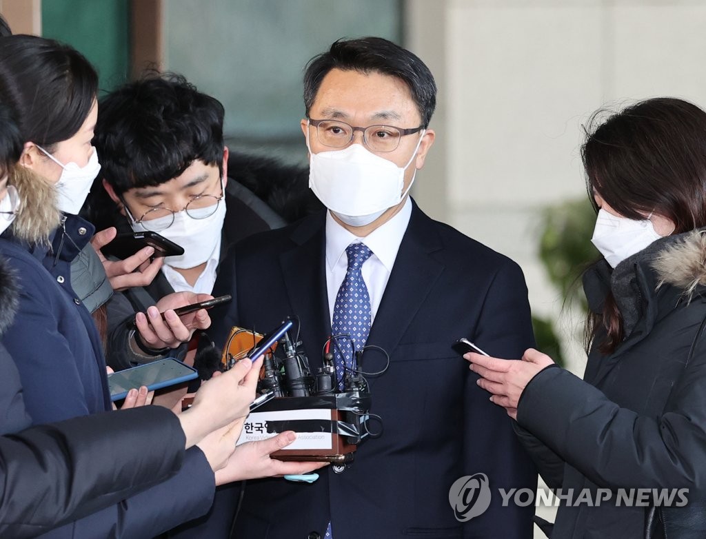 취재진 질문 답하는 김진욱 처장