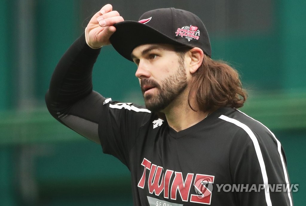 Casey Kelly of the LG Twins trains at LG Champions Park in Icheon, 80 kilometers south of Seoul, during the club's spring training on Feb. 9, 2021. (Yonhap)