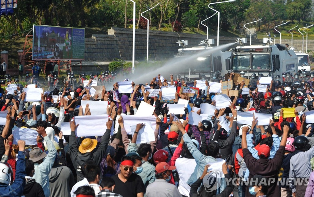 쿠데타 항의 시위대에 연이틀 물대포 쏘는 미얀마 경찰