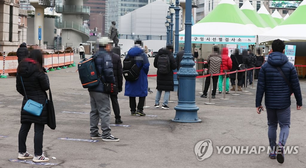 붐비는 선별진료소