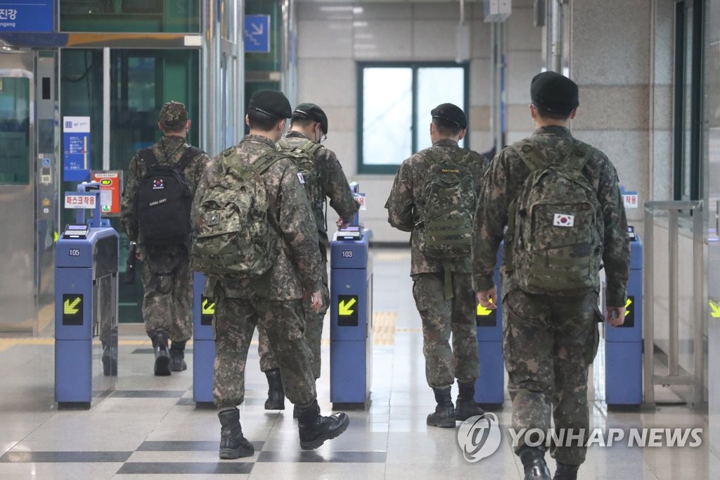 Soldiers enter Munsan Station in Paju, north of Seoul, on Feb. 15, 2021, as the defense ministry lifted a monthslong restriction on military leave the same day in accordance with the easing of the government's social distancing rules against COVID-19. (Yonhap)