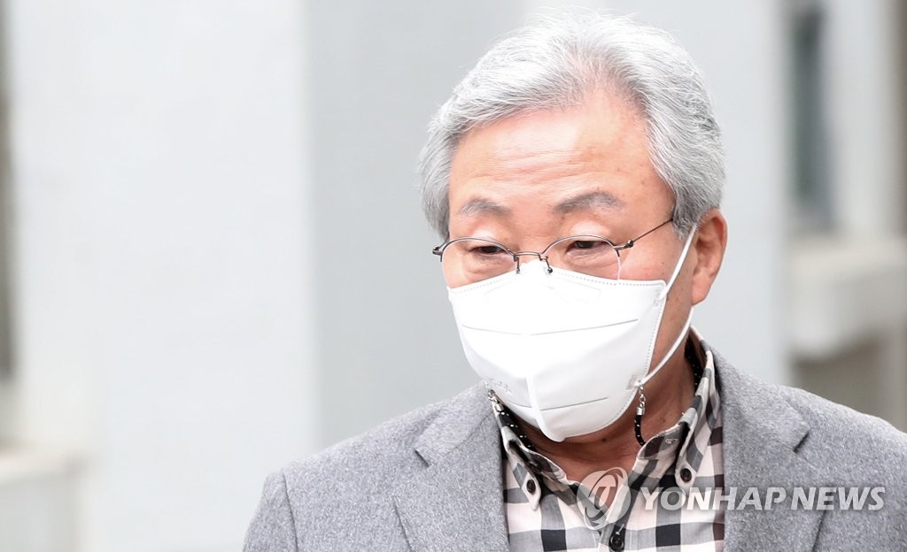 선고 공판 출석하는 민병희 강원교육감