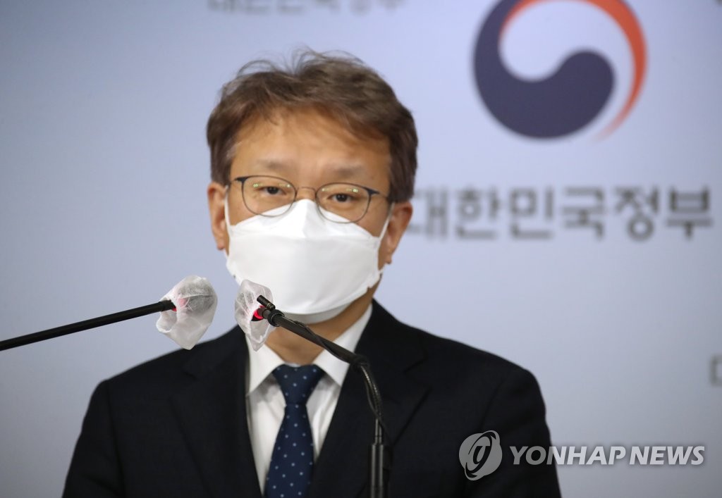 브리핑하는 권칠승 중소벤처기업부 장관