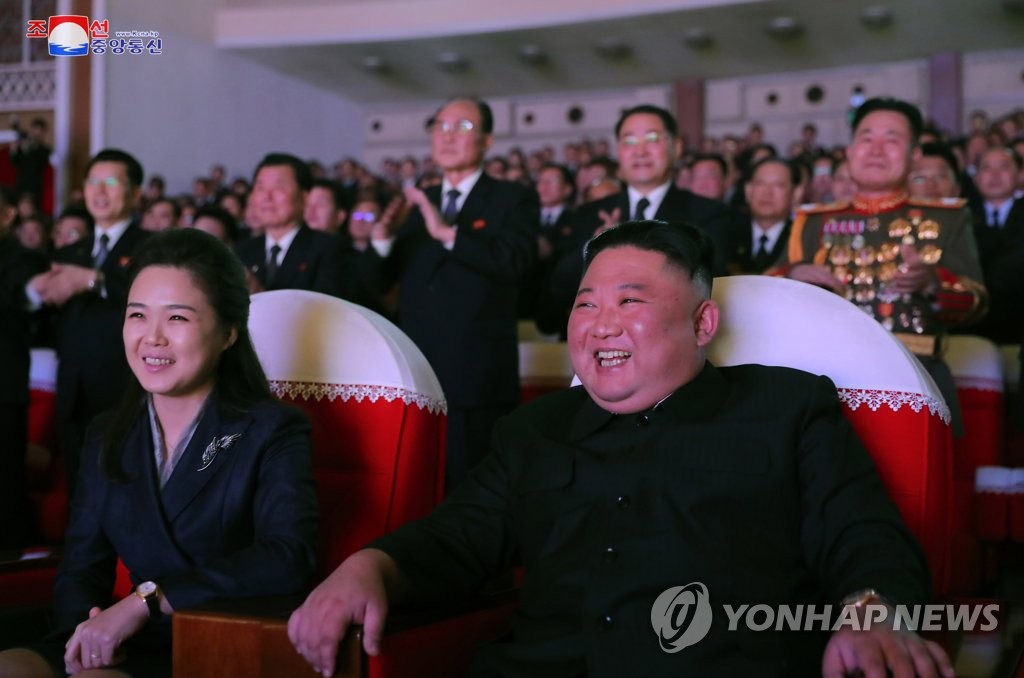 북한 김정은, 리설주와 기념공연 관람…리설주 1년여만에 모습 보여