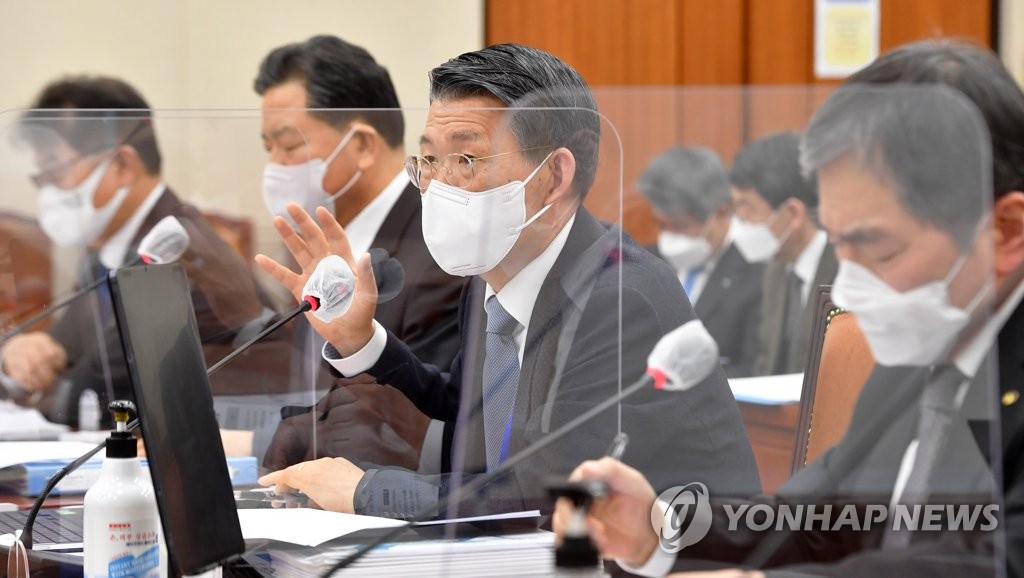 정무위 답변하는 은성수 금융위원장