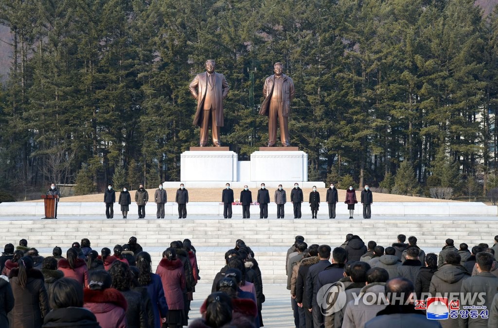 김일성·김정일 동상 앞에 모인 노동자들