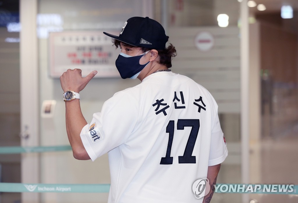 Choo Shin-soo of the Korea Baseball Organization club owned by Shinsegae Group poses in his new club's temporary jersey after arriving at Incheon International Airport in Incheon, just west of Seoul, on Feb. 25, 2021. (Yonhap)