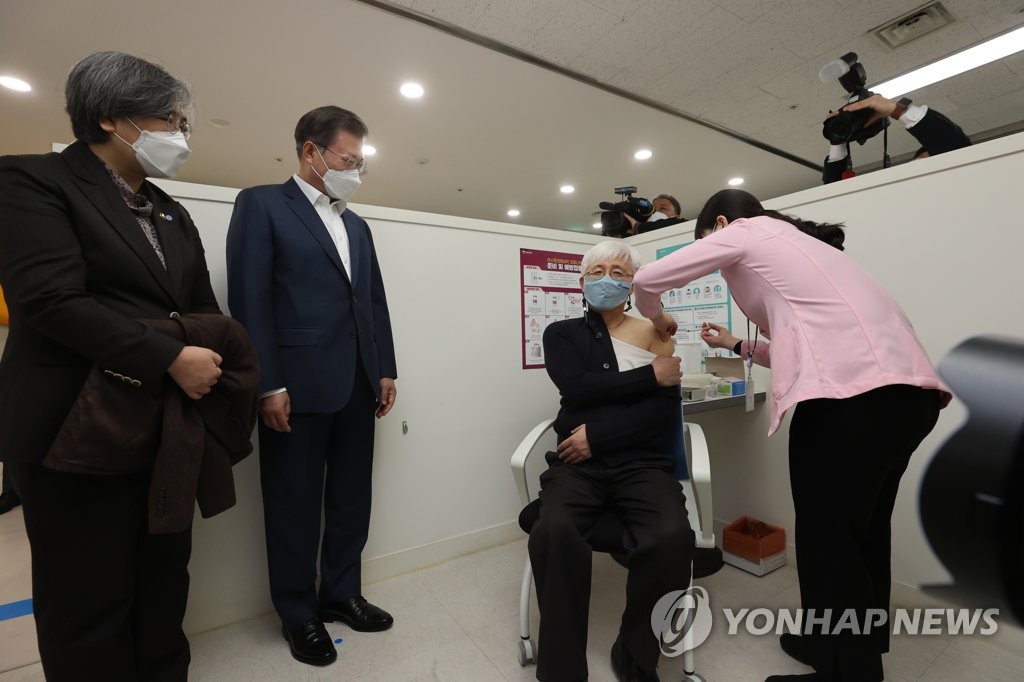 백신 접종 지켜보는 문재인 대통령