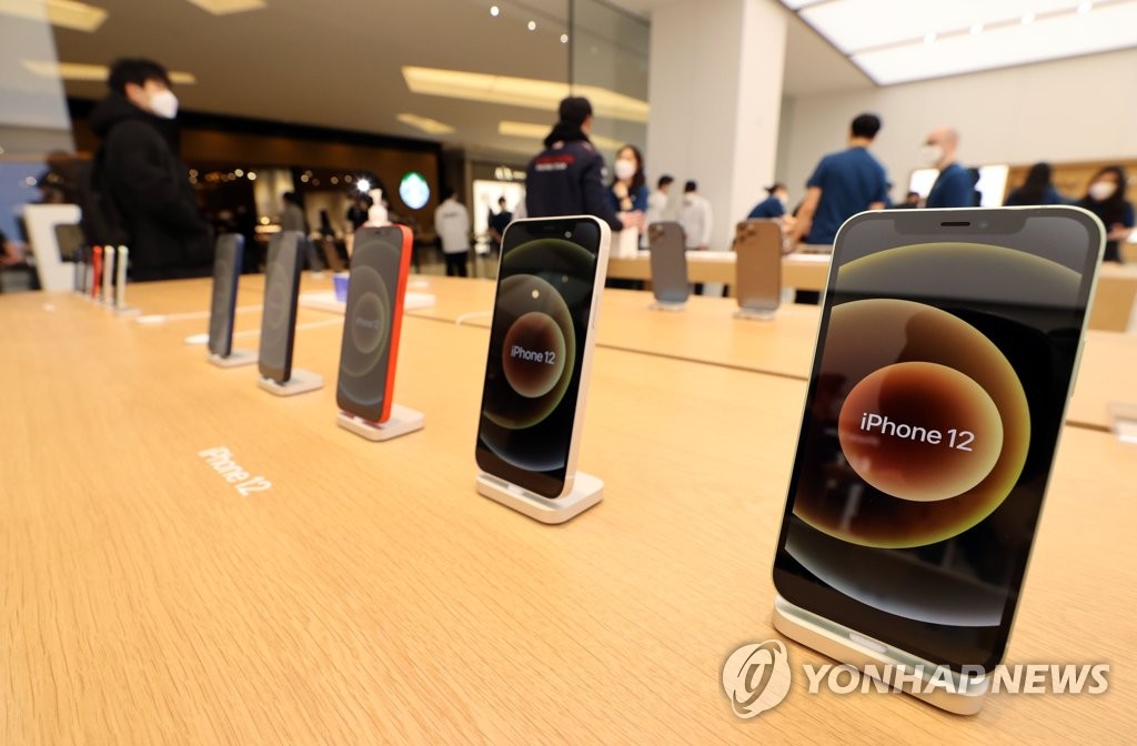 In this file photo taken Feb. 26, 2021, Apple Inc.'s iPhone 12 smartphones are displayed at its second official store in Seoul. (Yonhap)