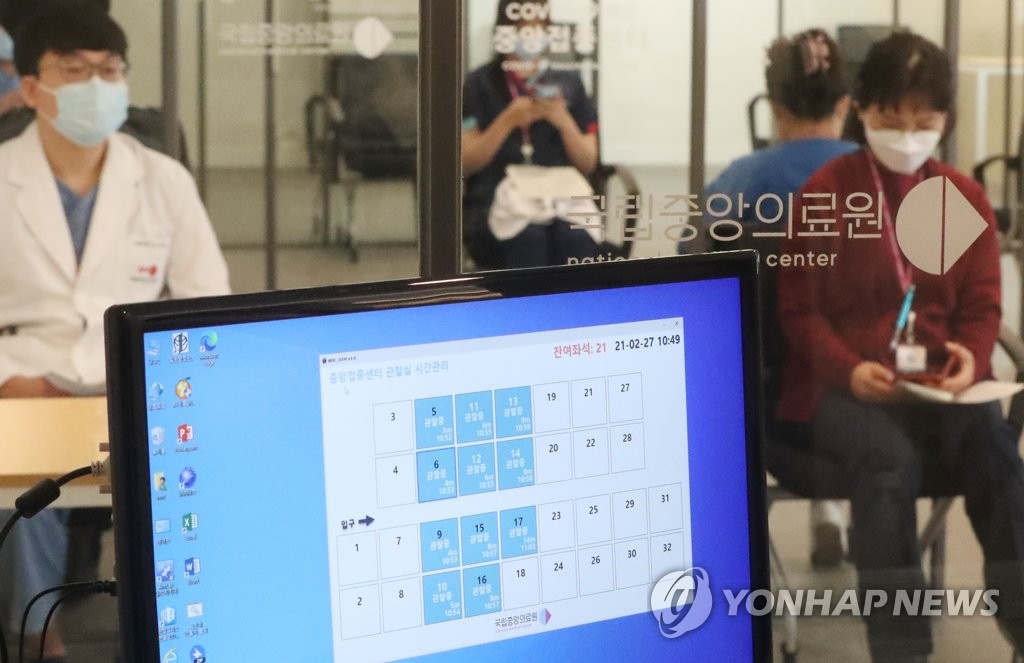 백신 접종 마친 의료 종사자들