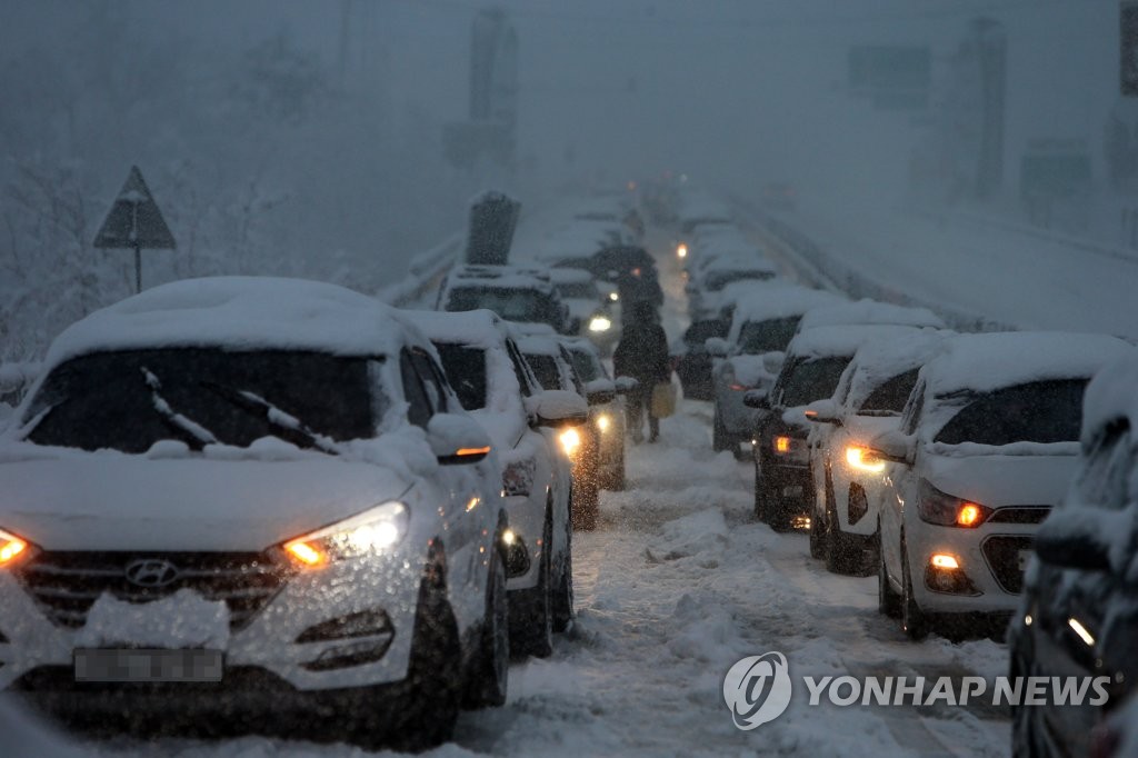 Cars are trapped on Donghae Expressway in the east coast on March 1, 2021, due to heavy snow in Gangwon Province. (Yonhap)