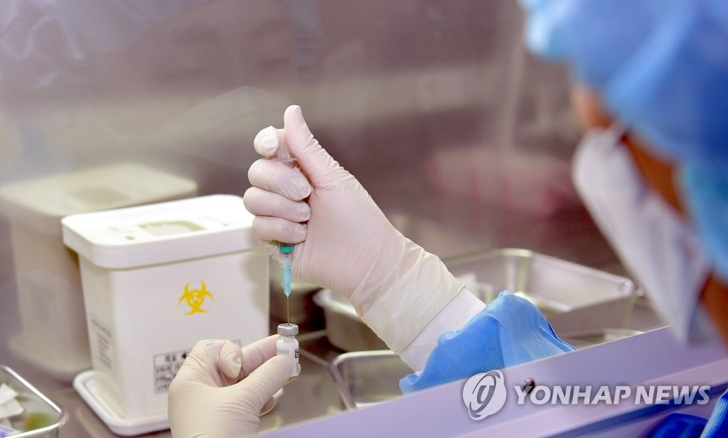 주사기에 담기는 백신