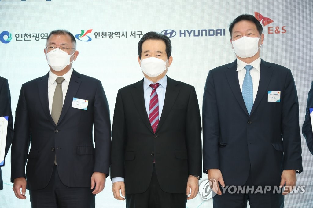 기념촬영하는 정세균 총리와 정의선·최태원 회장