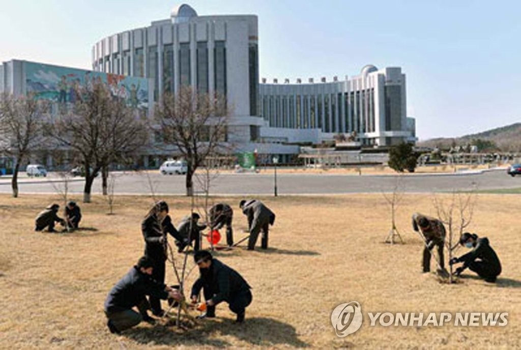 북한 식목일은 3월 2일…전국서 나무 심기