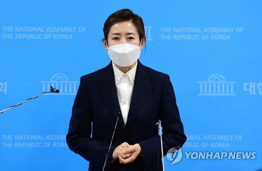 질문에 답하는 나경원