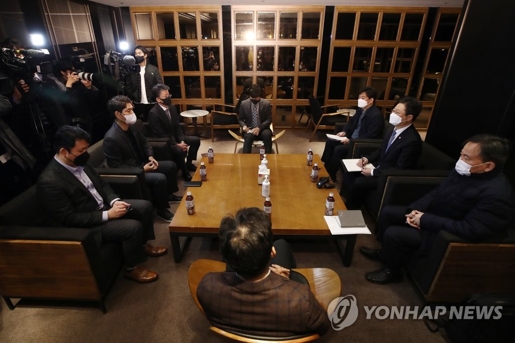 Culture minister meets theater operators Culture minister meets theater operators
