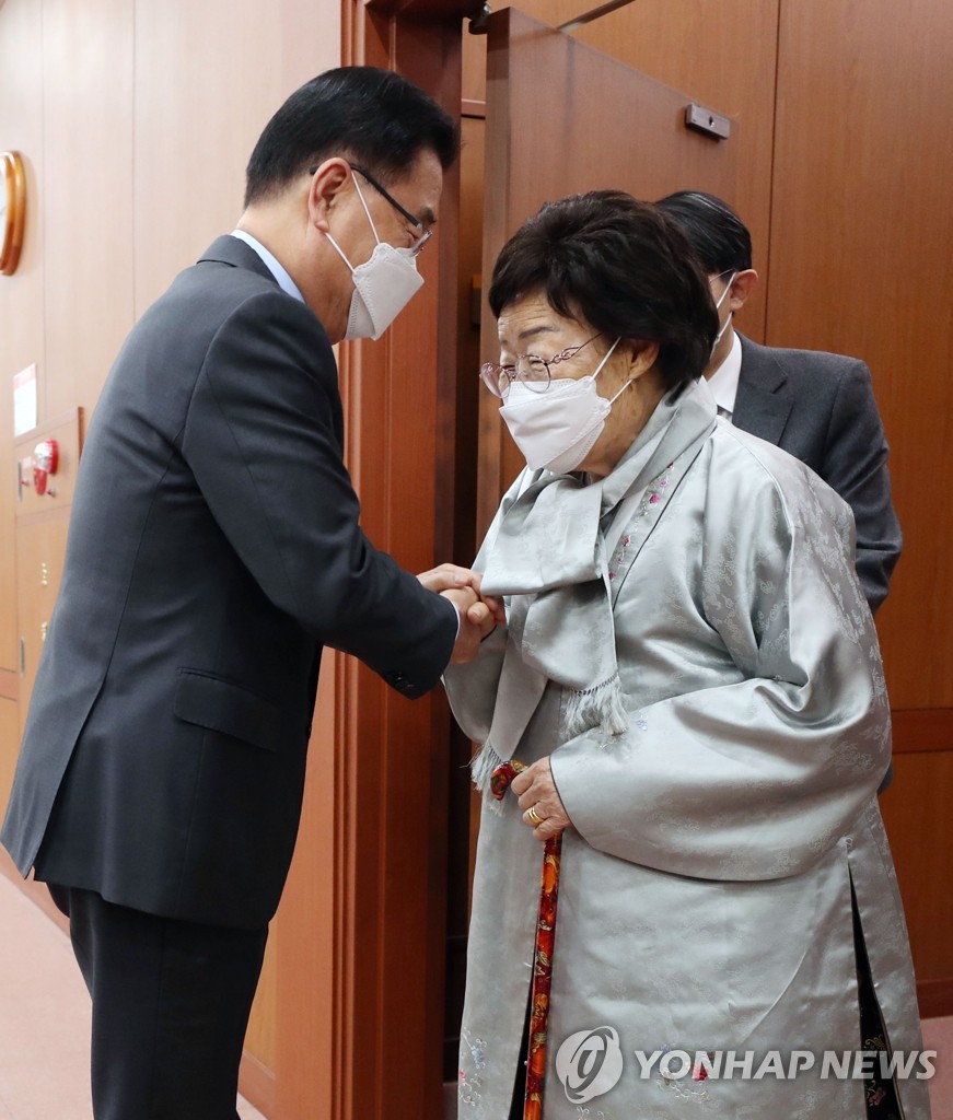 外相が慰安婦被害者と面会 外相が慰安婦被害者と面会