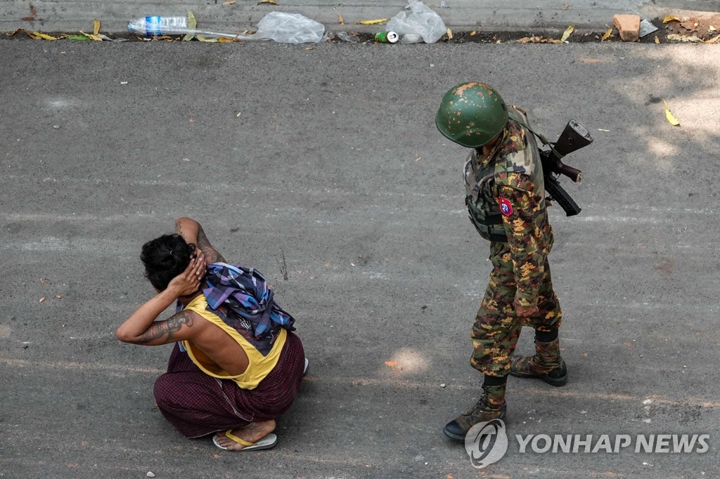 미얀마군에 체포된 시위자. 유엔은 쿠데타가 발생한 지난달 1일 이후 미얀마에서 군경에 살해된 시위자가 최소 54명에 달한다고 4일(현지시간) 밝혔다.[AFP=연합뉴스 자료사진]