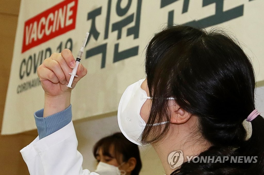 코로나19 백신 접종 준비하는 의료진