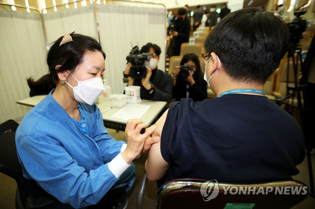 ソウル大学病院でのワクチン接種の様子（写真共同取材団）＝４日、ソウル（聯合ニュース）