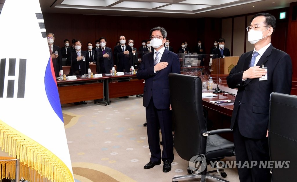 국기에 경례하는 김명수 대법원장