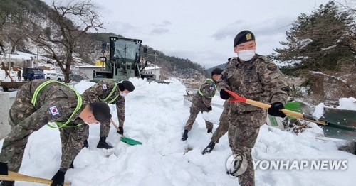 제설작업하는 육군 장병들