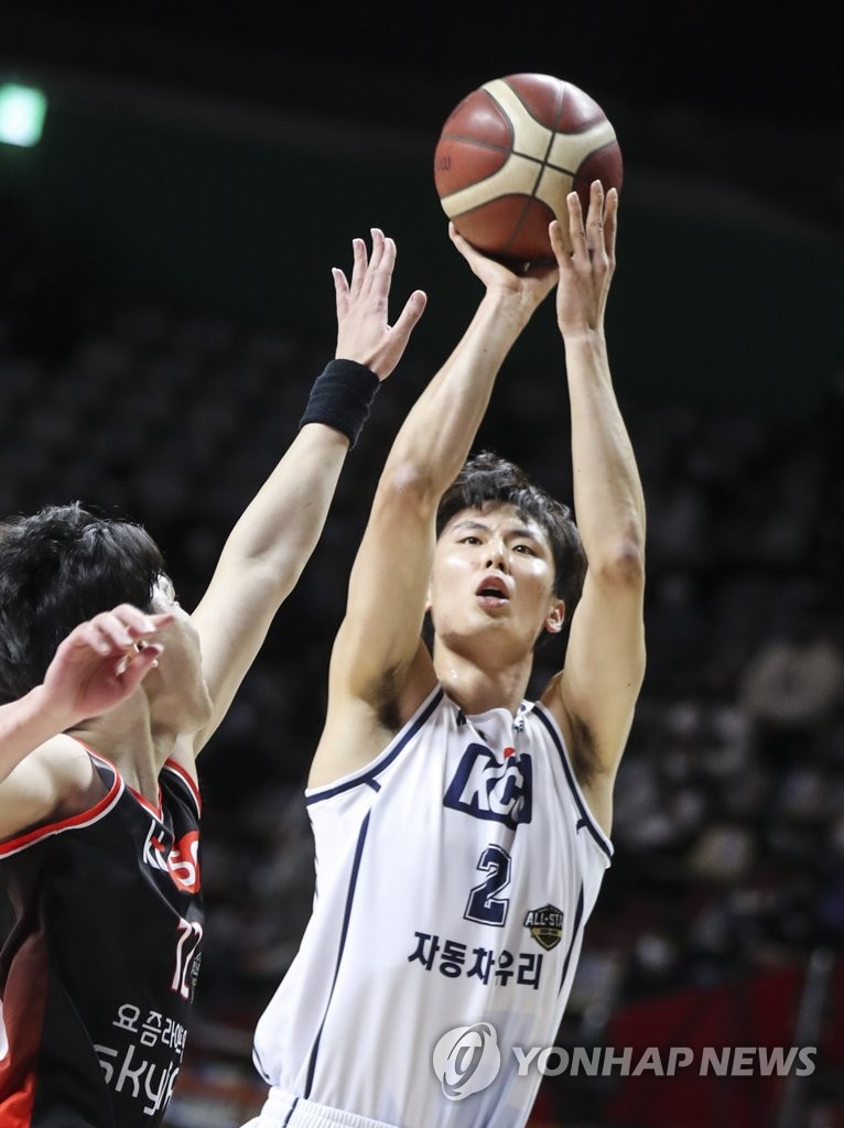 슛하는 KCC 송교창