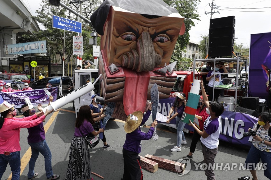 '세계 여성의 날' 맞아 두테르테 형상 부수는 필리핀 시위대