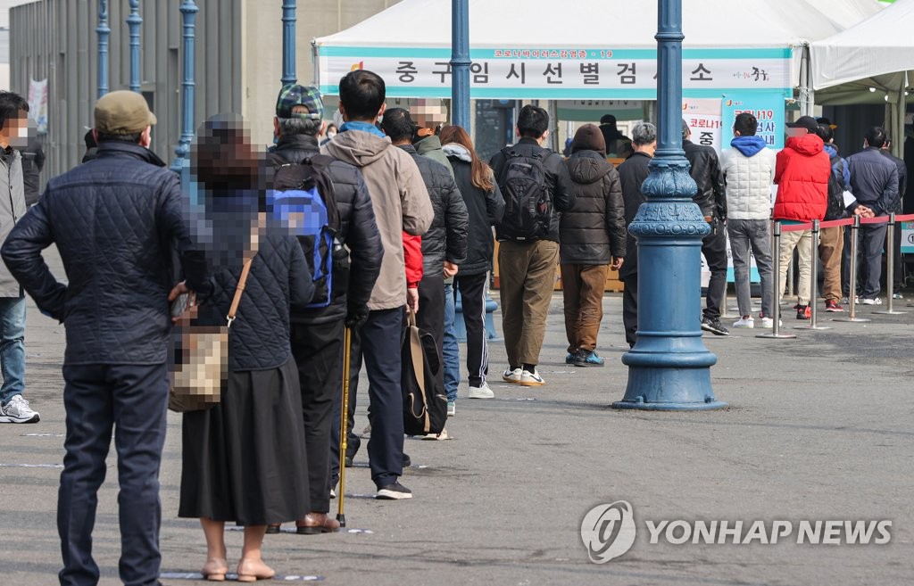 붐비는 코로나19 선별검사소