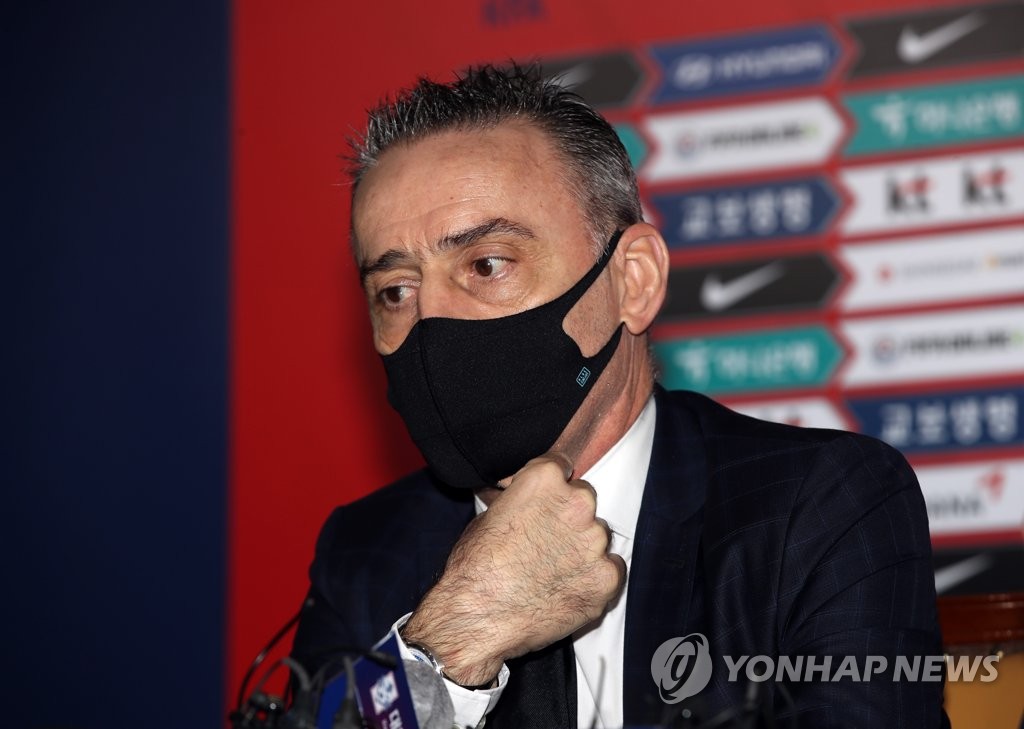 생각에 잠긴 벤투 감독
