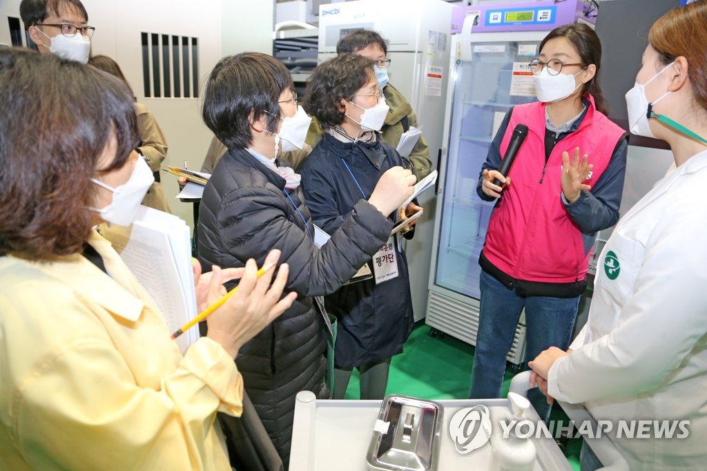 꼼꼼하게 점검하는 평가단