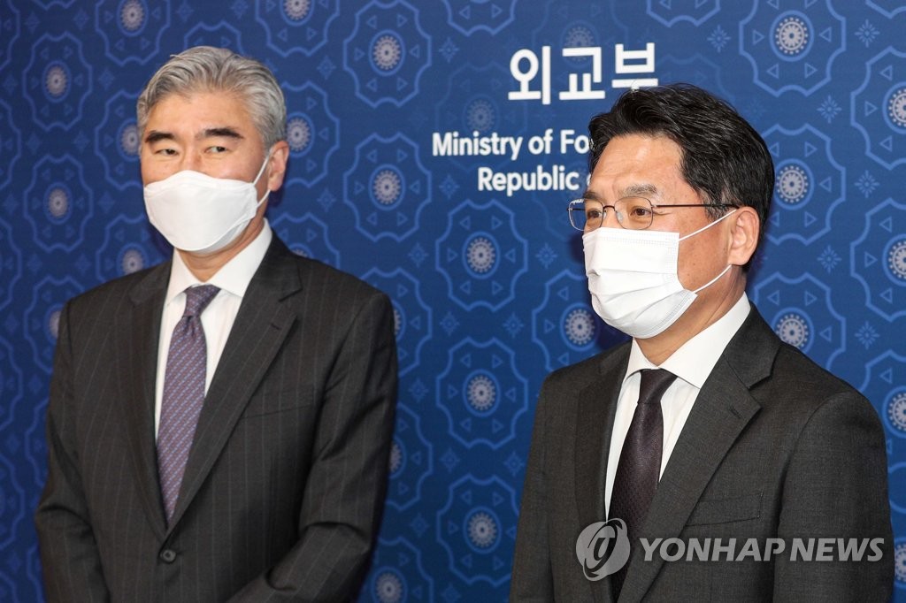 Noh Kyu-duk (R), South Korea's chief nuclear negotiator, poses for photo with Sung Kim, acting U.S. assistant secretary of state for East Asian and Pacific affairs, at the foreign ministry in Seoul on March 19, 2021. (Yonhap)
