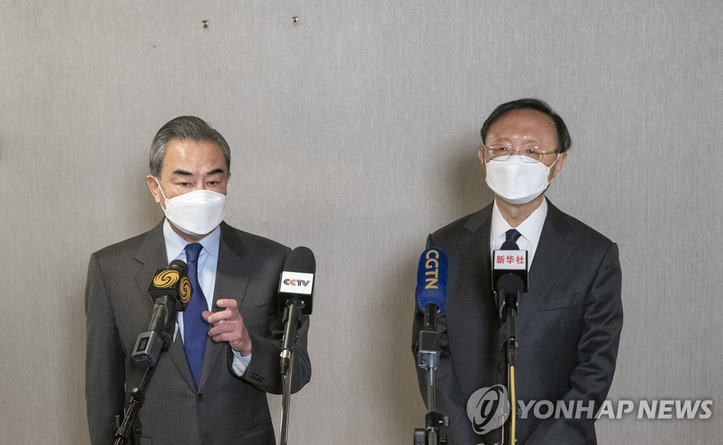 미중 고위급 회담 종료 뒤 인터뷰 하는 양제츠·왕이